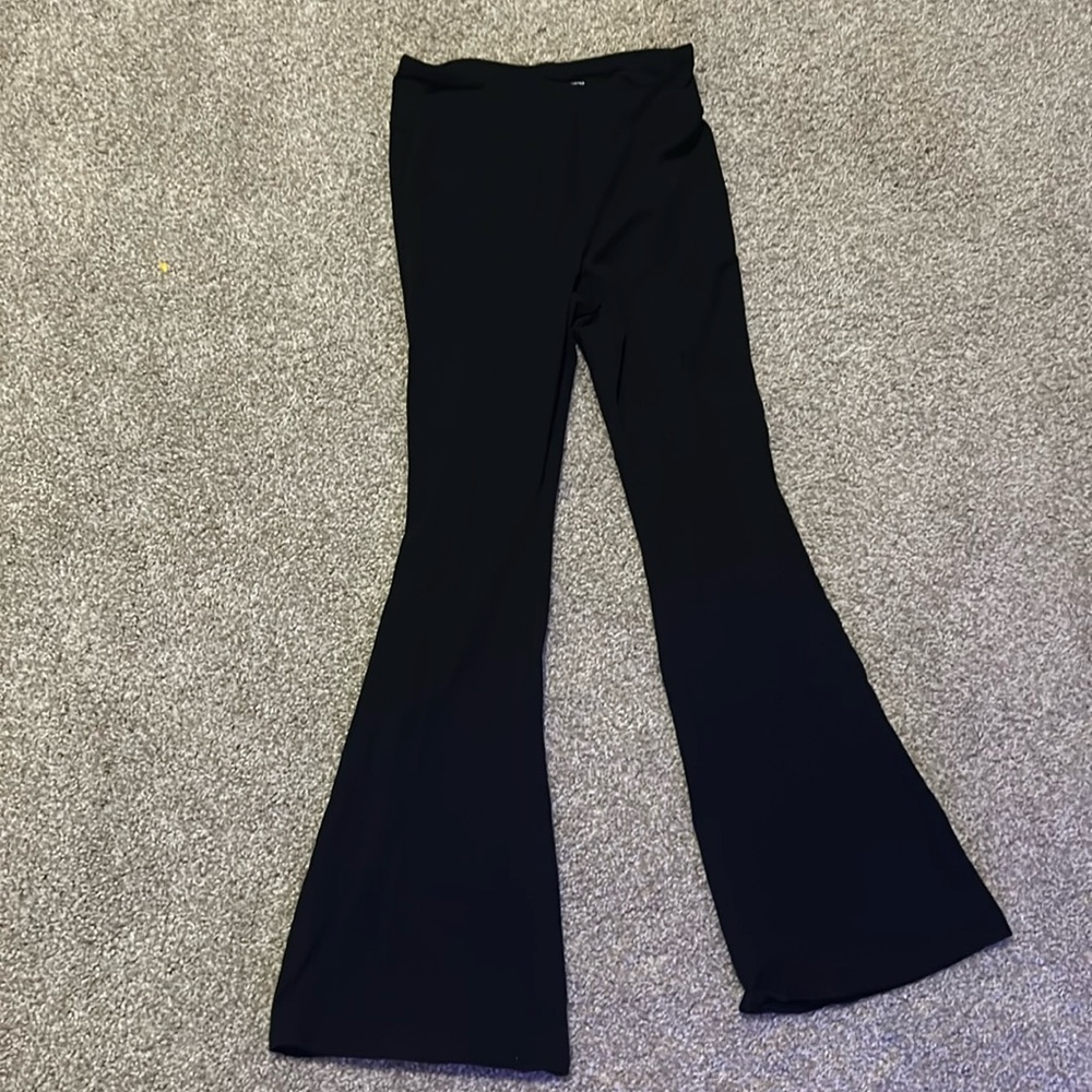 I am selling black leggings